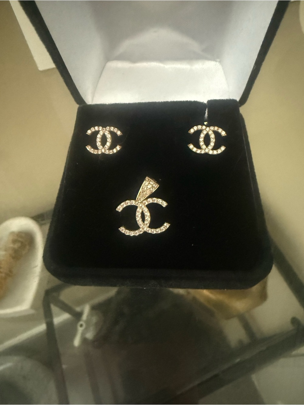 10KT CHANEL yellow gold CC Pendant with Matching CC Earrings - Picture 5 of 9